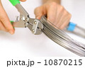 針金を切る手 10870215