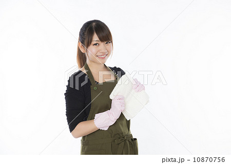 エプロンの女性 10870756