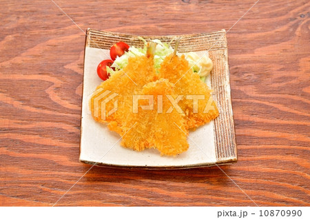 キスのフライ（揚げもの）。キャベツの千切りとミニトマト、マヨネーズ添え。ソースがけ。 10870990