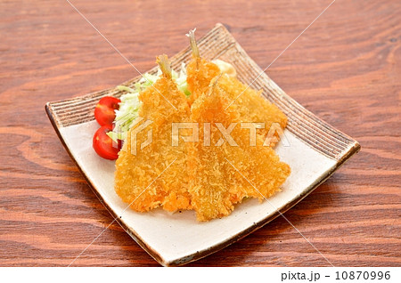 キスのフライ（揚げもの）。キャベツの千切りとミニトマト、マヨネーズ添え。ソースがけ。 10870996