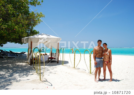 Couple rehearsal to get married on a tropical island 10871720