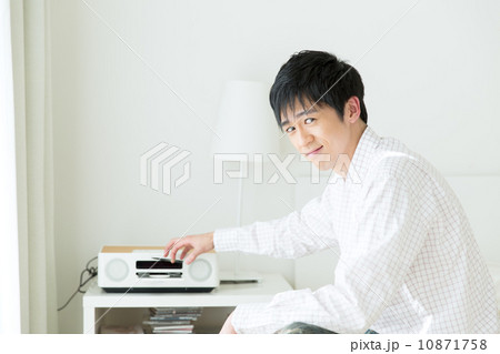 部屋で寛ぐ男性 10871758
