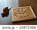 テーブルの上にある木製パズル 10872466