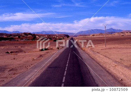 カスバ街道の一本道 カスバ街道の一本道 10872509