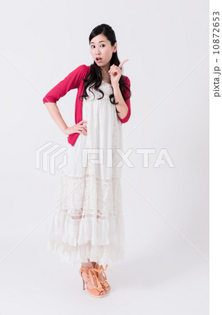 赤いカーデガンの女性 10872653