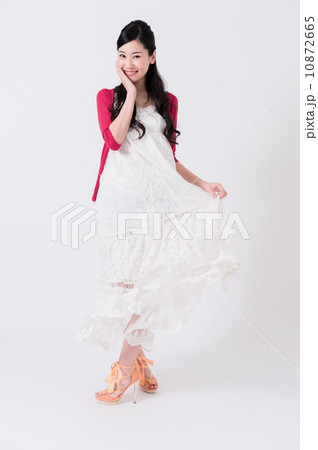 赤いカーデガンの女性 10872665