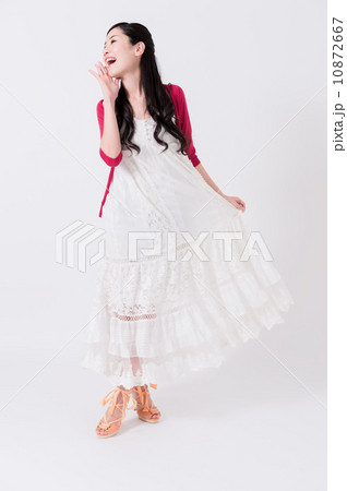 赤いカーデガンの女性 10872667