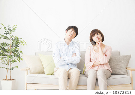 ソファに座っているカップルの写真素材