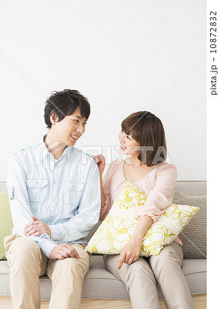 ソファに座っているカップル 10872832