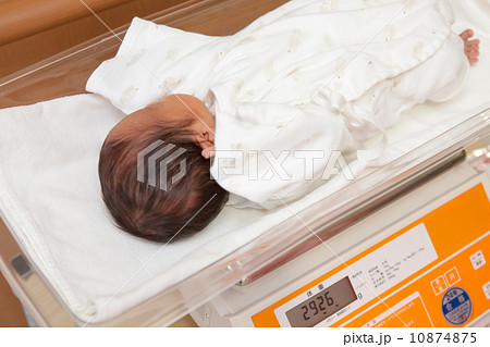生後４日目 新生児 体重測定の写真素材