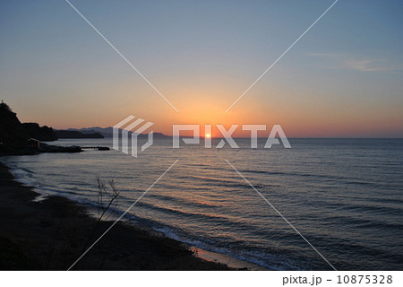小樽市塩谷海岸から見る夕陽 10875328
