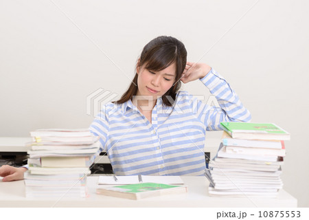 難問に直面する学生 10875553