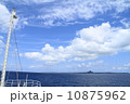 伊江島行きのフェリーから伊江島を望む＠沖縄県 10875962