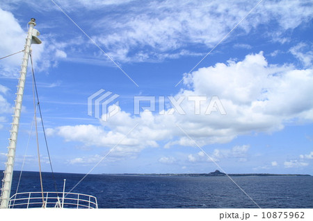 伊江島行きのフェリーから伊江島を望む＠沖縄県 10875962