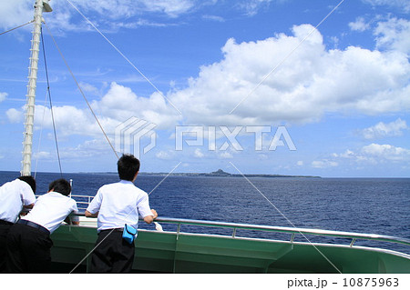 ワクワク伊江島行きのフェリー＠沖縄県 10875963