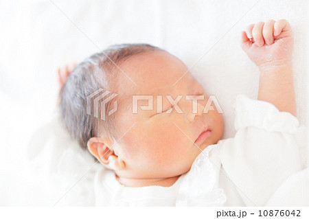 生後4日目 新生児 バンザイ 生後4日目 新生児 バンザイ 10876042
