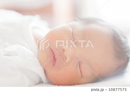 生後４日目の新生児 10877573