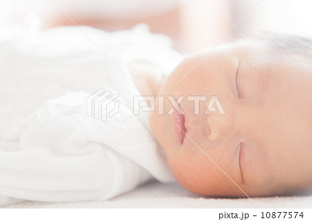 生後４日目の新生児 10877574
