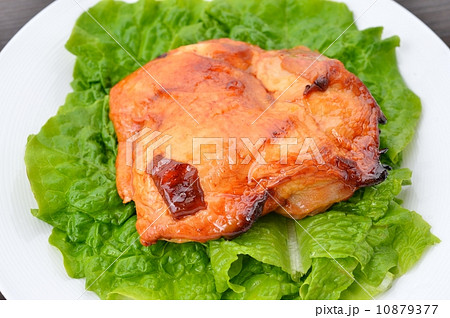 チキンのテリヤキ（国産の鶏肉）。サンチュ（緑の葉物野菜）を添えて。 10879377