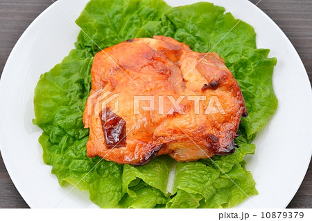 チキンのテリヤキ（国産の鶏肉）。サンチュ（緑の葉物野菜）を添えて。 10879379