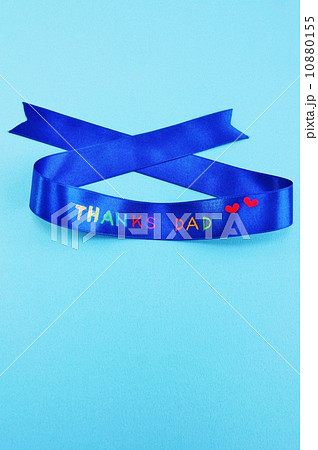 父の日の文字の背景素材・青いリボンにThanks　Dad・青バック縦位置 10880155