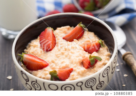 Oatmeal breakfast with strawberries 10880385