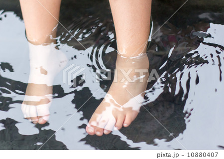 子供の足 10880407
