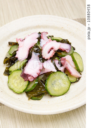 おいしいタコとワカメときゅうりの酢の物 10880458