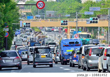 多くの車が行き交う環状七号線(東京都杉並区) 多くの車が行き交う環状七号線(東京都杉並区) 10881452