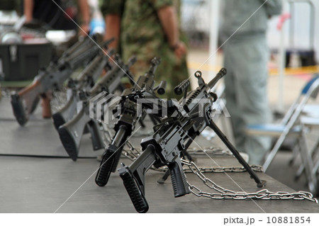 陳列された自動小銃 陳列された自動小銃 10881854