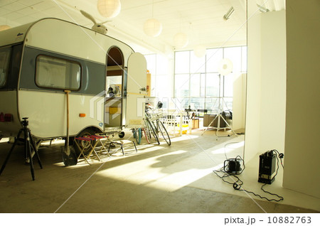 北欧デザインの明るいフォトスタジオ 10882763