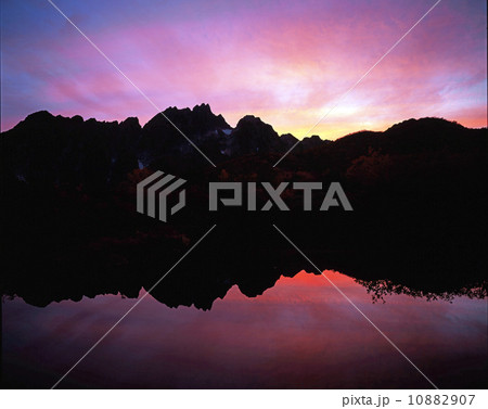 夕焼けの裏剱岳と仙人池 夕焼けの裏剱岳と仙人池 10882907