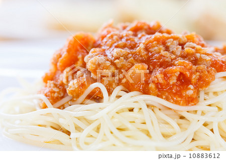 spaghetti with tomato sauce 10883612
