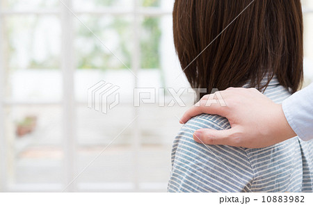 肩に手 10883982
