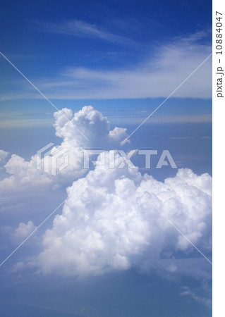 夏の太平洋上に発生し発達する雄大積雲と高層雲 10884047