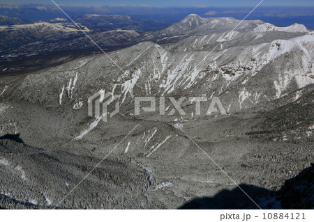 八ヶ岳・赤岳から見る行者小屋・赤岳鉱泉と北八ヶ岳・蓼科方面 八ヶ岳・赤岳から見る行者小屋・赤岳鉱泉と北八ヶ岳・蓼科方面 10884121