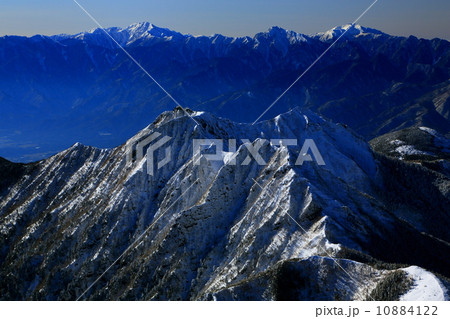 赤岳山頂からみる厳冬の権現岳と南アルプス北部 10884122