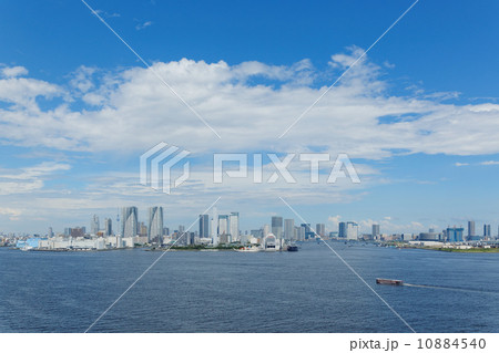 青空が広がる東京湾と高層ビル群 青空が広がる東京湾と高層ビル群 10884540