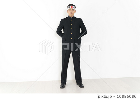 鉢巻を締めた学ラン姿の若い男性 10886086