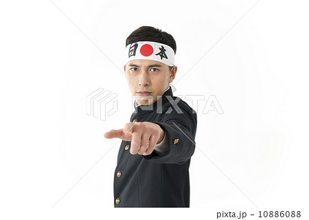 鉢巻を締めた学ラン姿の若い男性 10886088