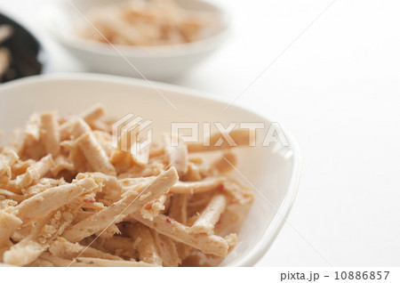 Bowl of grated cheese 10886857