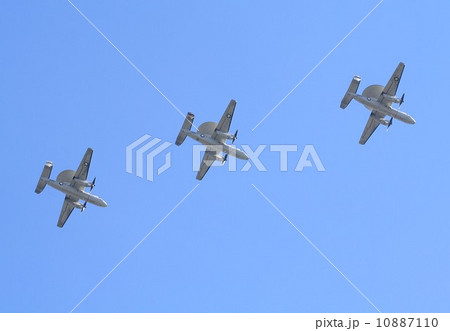 快晴の青空を編隊飛行する米海軍の空母艦載機E-2Cホークアイ早期警戒機 10887110