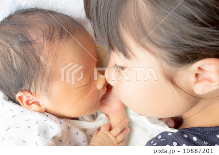 きょうだい 生後10日の赤ちゃんとお姉ちゃんの写真素材 1071