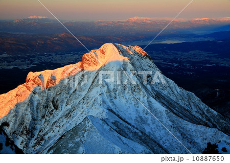 八ヶ岳・赤岳山頂から朝日指す阿弥陀岳と諏訪湖方面 八ヶ岳・赤岳山頂から朝日指す阿弥陀岳と諏訪湖方面 10887650