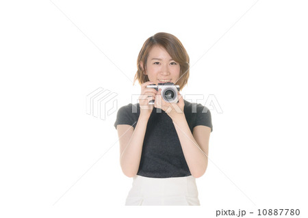 デジタルカメラを持つ女性 10887780