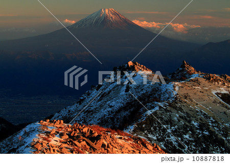 南アルプス・鳳凰三山・観音岳から見る夕照の富士山 10887818