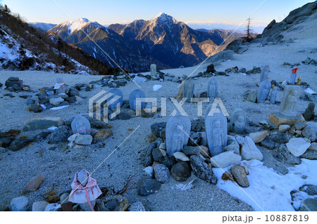 鳳凰三山・地蔵岳賽の河原の石仏と甲斐駒ヶ岳 10887819