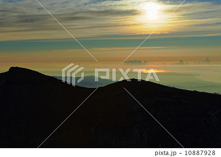 富士山・剣ヶ峰から望む朝日と光る東京湾 富士山・剣ヶ峰から望む朝日と光る東京湾 10887928