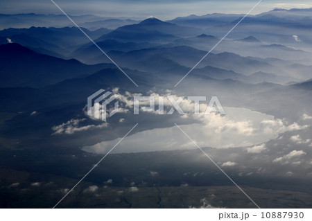 富士山山頂から見下ろす朝の山中湖と丹沢方面 富士山山頂から見下ろす朝の山中湖と丹沢方面 10887930