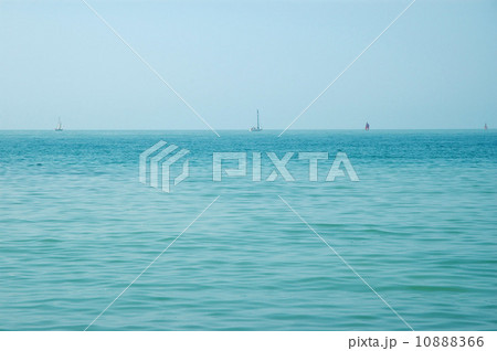 イギリス側から見た夏のドーバー海峡 イギリス側から見た夏のドーバー海峡 10888366